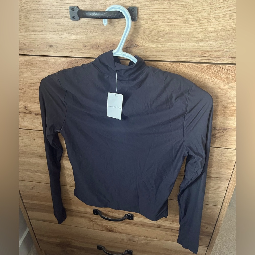 Abercrombie & Fitch Soft Matte Seamless Long-Sleeve Cropped Mockbeck Top